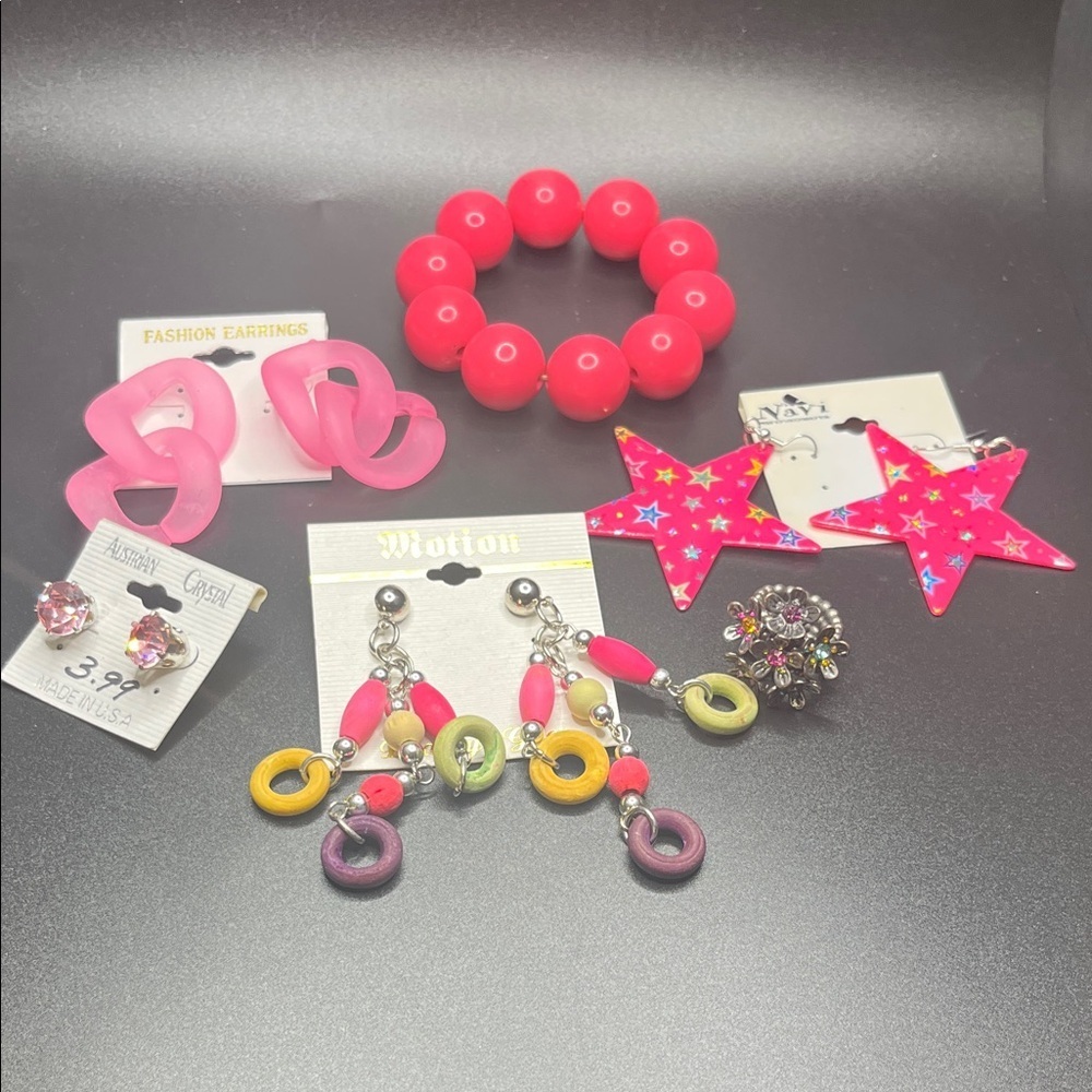 Fun pink jewelry lot! Bracelet and ring are preowned. Both are stretch